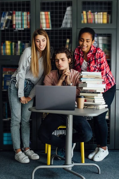 Portret Van Drie Gelukkige Jonge Studenten Die Tijd Doorbrengen Bibliotheek — Stockfoto