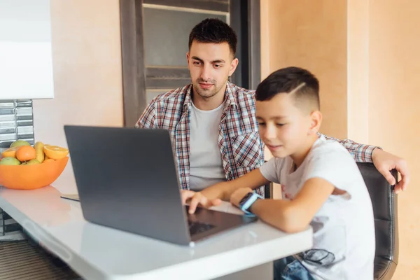 아버지와 아들은 집에서 교육을 노트북을 사용하고 집에서 온라인 쇼핑을 화면을 — 스톡 사진