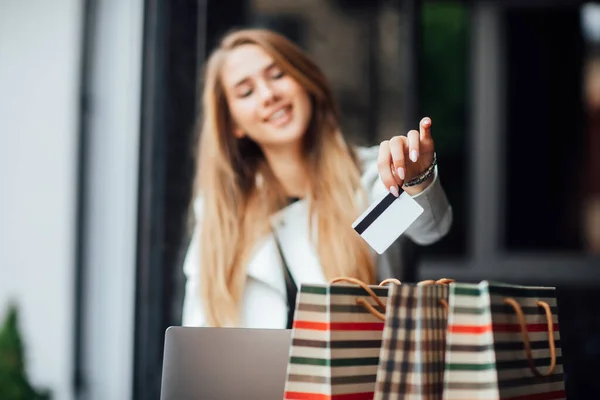 Retrato Una Mujer Haciendo Compras Con Tarjeta Crédito Comprar Regalos —  Fotos de Stock