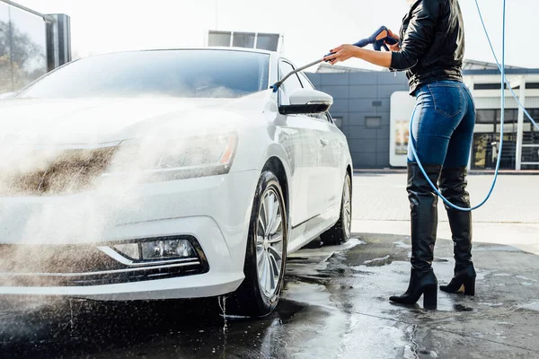 Serviço Lavagem Carro Auto Mulher Sexual Jeans Com Espuma Pulverização — Fotografia de Stock