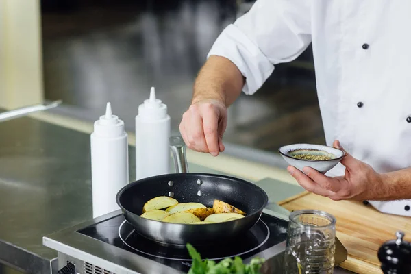 男厨师煮新鲜土豆 酱汁在餐厅厨房 晚饭时在工作中做饭 意大利风格的烹调 生活方式和健康食品的概念 注意他的手 — 图库照片