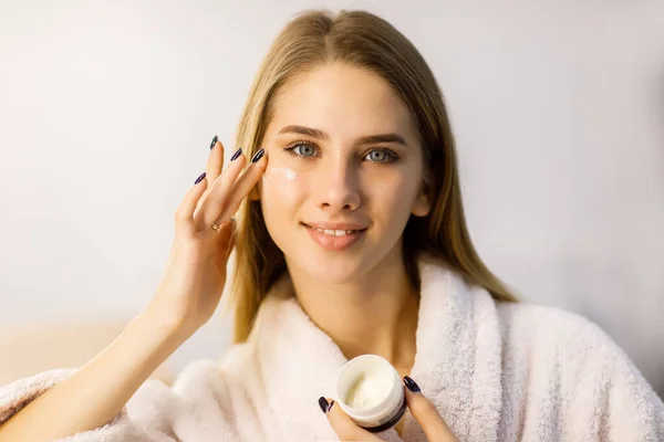 Retrato Jovem Bela Menina Cabelos Claros Com Creme Facial Nas — Fotografia de Stock