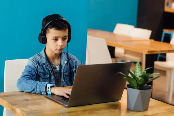 Juegos Videojuegos Concepto Computadora Niño Pequeño Jugando Juego Con Auriculares —  Fotos de Stock