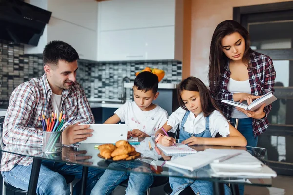 Toda Familia Haciendo Los Deberes Para Escuela Mientras Sienta Mesa —  Fotos de Stock