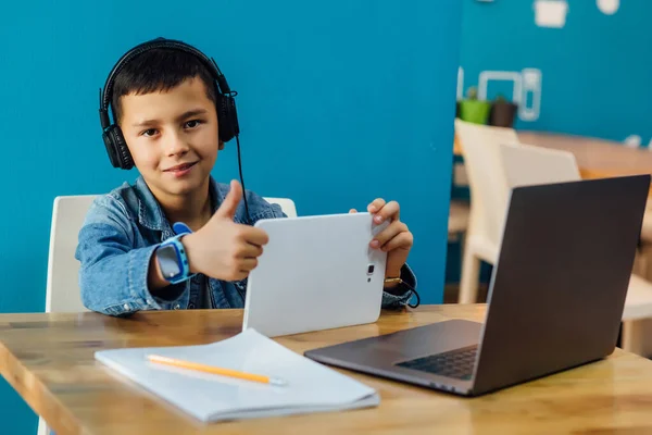 Niño Sentado Habitación Los Auriculares Cerca Portátil —  Fotos de Stock