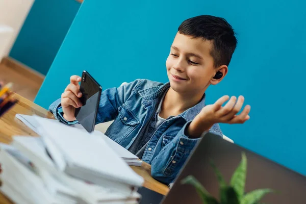 Niño Mirando Niño Usando Teléfono Ordenador Portátil Mesa Aislado Habitación —  Fotos de Stock