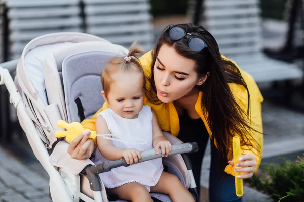 Retrato Madre Caminando Con Bebé Cochecito Soplando Burbuja Juntos — Foto de Stock