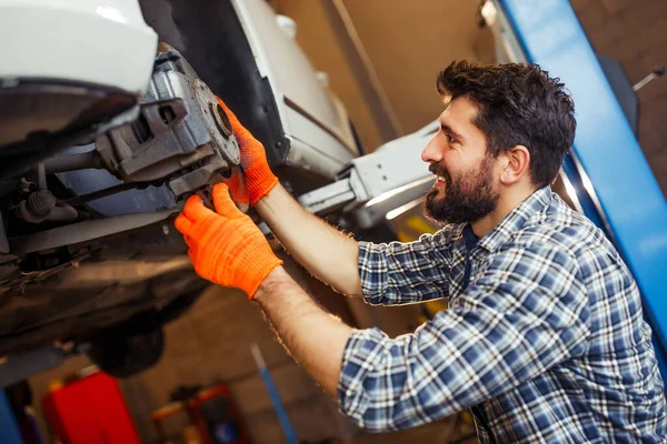 Νεαρός Εργάτης Στολή Επισκευή Αυτοκινήτων Auto Sevice Κέντρο — Φωτογραφία Αρχείου