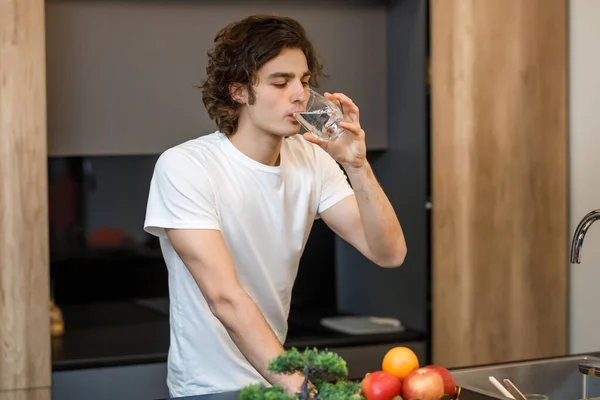 Yakışıklı Adam Modern Mutfakta Kalıyor Sabahları Bir Bardak Içiyor — Stok fotoğraf