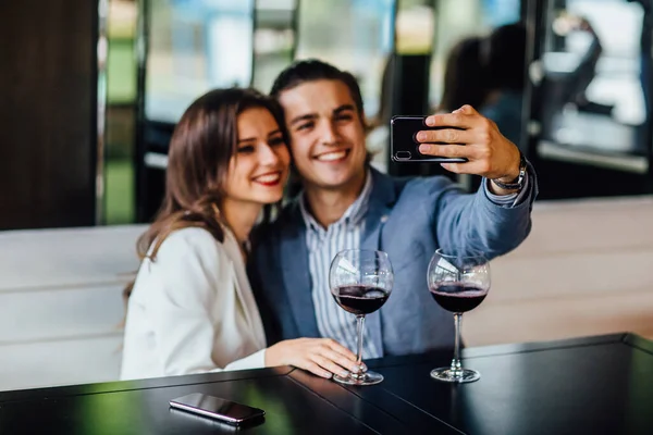 Glada Kärleksfulla Par Tillbringar Tid Tillsammans Modern Restaurang Attraktiv Ung — Stockfoto