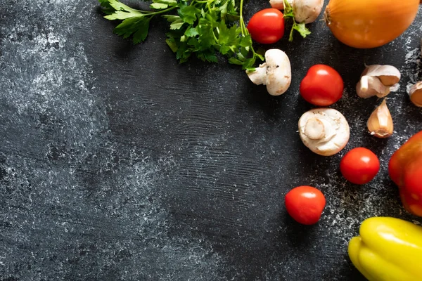 Verduras Sobre Fondo Gris Oscuro —  Fotos de Stock