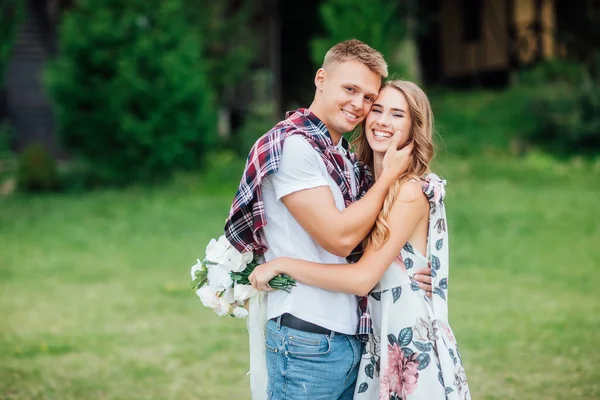 Linda Menina Loira Abraçando Sorrindo Com Seu Homem Atraente Dia — Fotografia de Stock