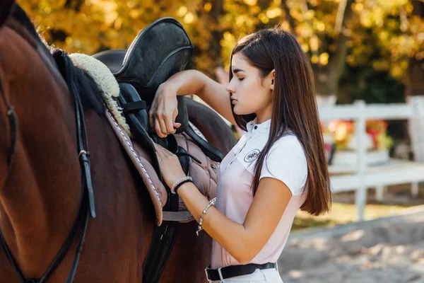 Menina Cavaleiro Pronto Para Sobe Cavalo Floresta — Fotografia de Stock