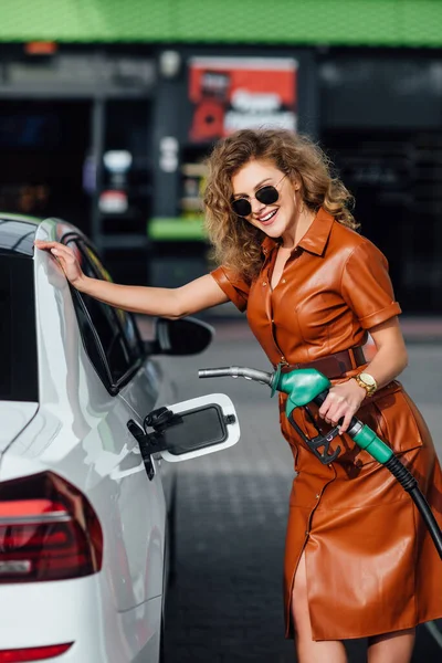 Çekici Genç Bir Kadın Benzin Istasyonunda Arabasına Yakıt Dolduruyor Benzin — Stok fotoğraf