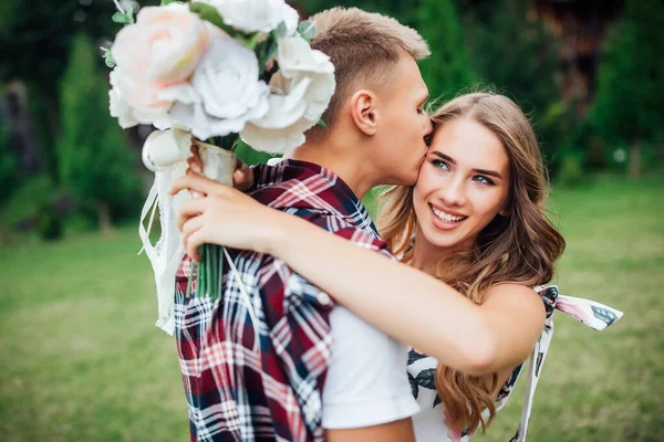 Krásná Blondýnka Žena Zůstává Svým Chlapcem Líbání Dívka Její Tváře — Stock fotografie