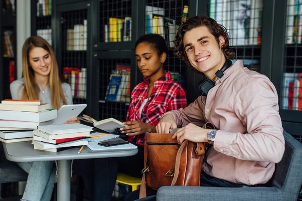 Ung Man Med Svart Hår Läser Bok Glad Tonåring Casual — Stockfoto