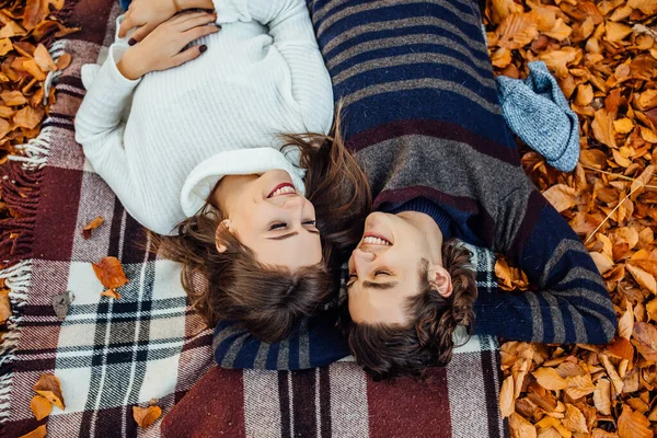Ovanifrån Lyckliga Par Kärlek Liggande Filt Tillsammans Picknick Hösten Koncept — Stockfoto