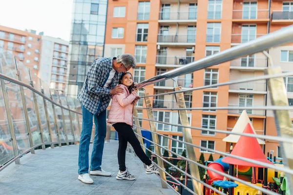 Foto Abuelo Feliz Niña Linda Disfrutan Mirando Juntos Patio Recreo — Foto de Stock