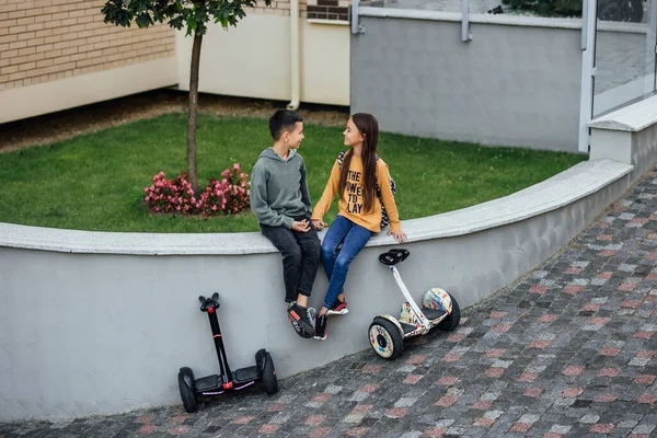 Coppia Bambini Piccoli Vacanza Seduti Insieme Vicino Case Dopo Aver — Foto Stock