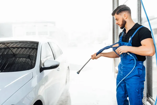 Επαγγελματικό Πλυντήριο Μπλε Στολή Έτοιμο Για Πλύσιμο Αυτοκινήτου Νεροπίστολο Υπαίθριο — Φωτογραφία Αρχείου