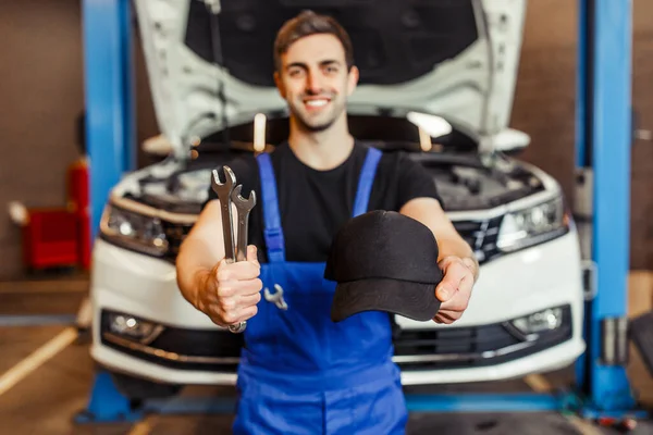 Skupić Się Auto Techników Ręce Trzymając Klucze Czapkę Samochodu Tle — Zdjęcie stockowe