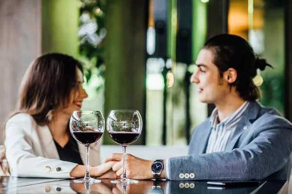 Young Happy Couple Romantic Date Glass Red Wine Restaurant Celebrating — Stock Photo, Image