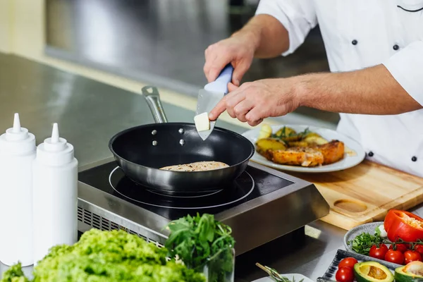 Chef Asando Piezas Pollo Estufa Alas Cocina Cocina Del Restaurante —  Fotos de Stock