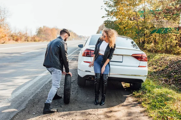 Man Changing Tire Leaking His Car Broke Woman Car — Stock Photo, Image