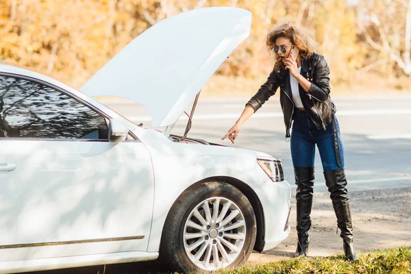 Young Blonde Woman Standing Broken Car Popped Hood Talking Her — Stock Photo, Image