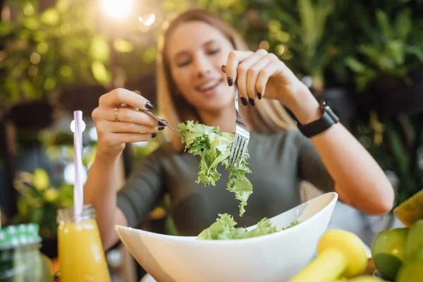 Menina Sorridente Segurar Salada Fresca Para Cuidados Saudáveis Corpo Magro — Fotografia de Stock