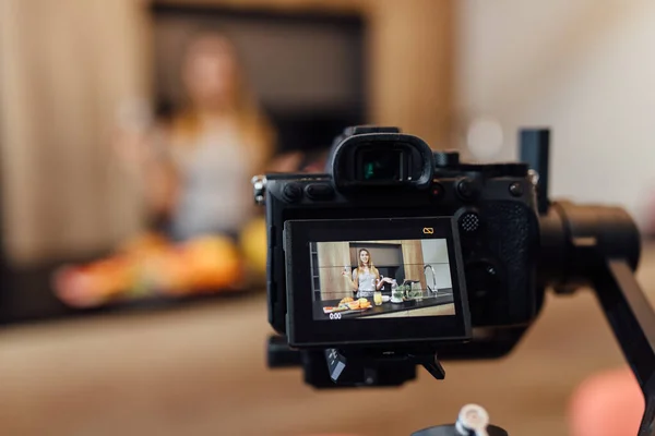 Mooie Jonge Blonde Vrouw Blogger Drinkwater Keuken Met Gezond Eten — Stockfoto