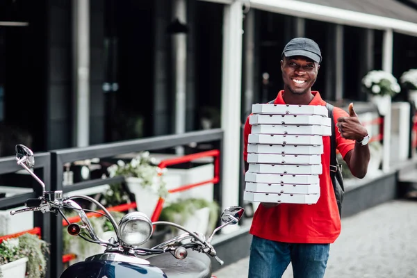 Recommend Eat Delicious Pizza Cheerful Busy Man Courier Delivers Appetizing — Stock Photo, Image