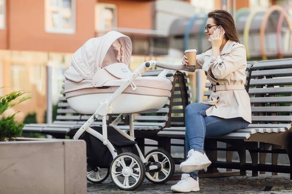 Eine Lächelnde Mutter Mit Einem Neugeborenen Kinderwagen Trinkt Tee Oder — Stockfoto