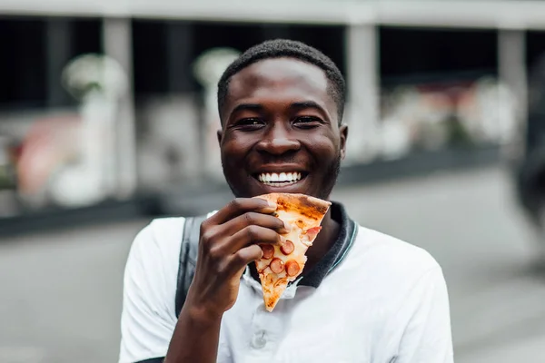 Homem Turismo Com Fatia Pizza Conceito Comida Feliz Local Urbano — Fotografia de Stock