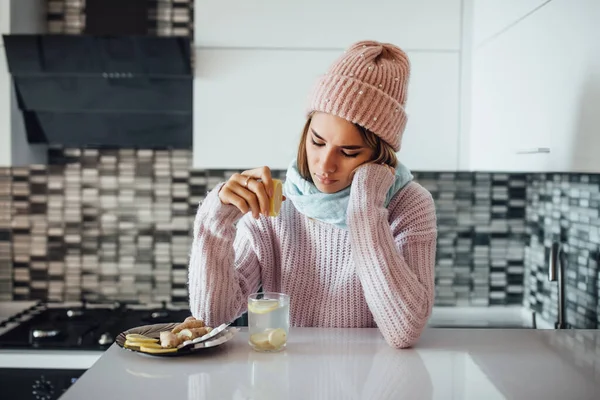 自宅のキッチンに座って頭痛の種の女性 季節の感染症と インフルエンザの時間 お茶を作る — ストック写真
