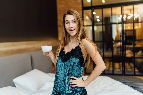 Café Mañana Rutina Diaria Mujer Bonita Con Taza Café Apartamento — Foto de Stock