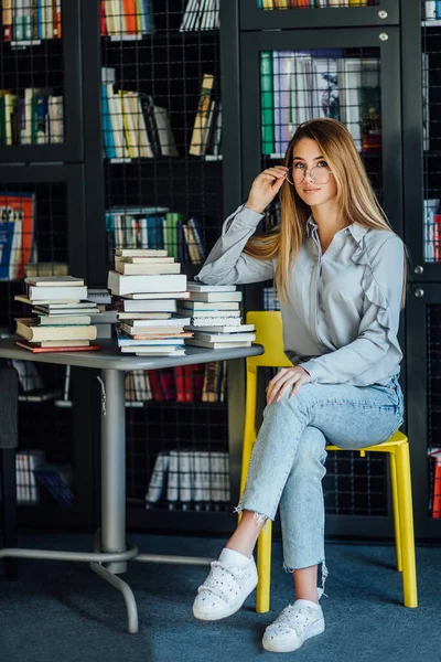 Mooie Blonde Vrouw Model Zitten College Bibliotheek Met Boeken Tafel — Stockfoto