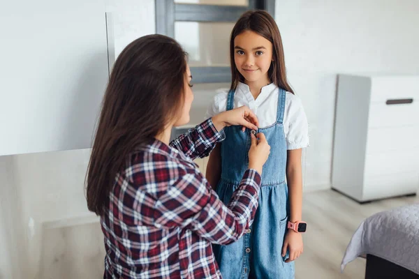 Mutter Hilft Ihrem Kind Sich Morgens Auf Die Schule Vorzubereiten — Stockfoto