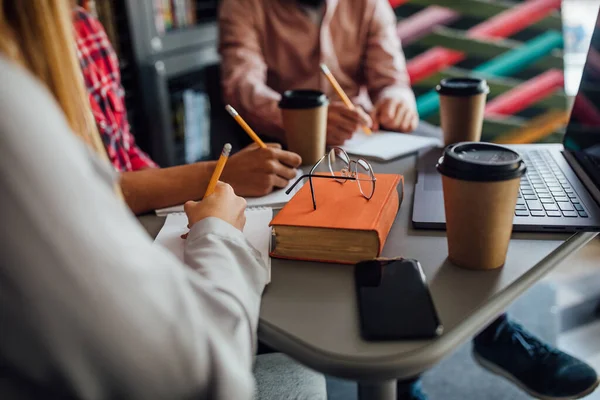 Cerrar Foto Estudiantes Manos Durante Estudio Itime Biblioteca Taza Café — Foto de Stock