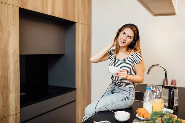 Mujer Joven Rubia Cocina Moderna Mujer Bonita Desayunando Saludable Mientras —  Fotos de Stock
