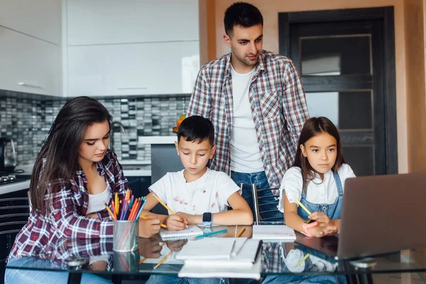 Feliz Morena Madre Con Padre Sus Adorables Hijos Haciendo Tarea — Foto de Stock