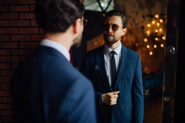 Compras Moda Estilo Conceito Pessoas Jovem Elegante Escolhendo Experimentando Terno — Fotografia de Stock