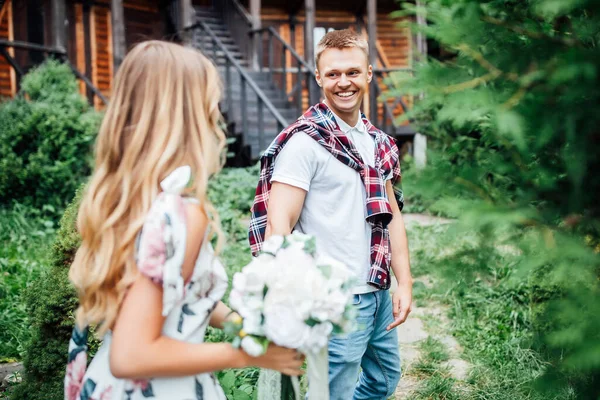 Atraktivní Mladý Pár Rande Letním Parku Blondýnka Drží Kytice Květin — Stock fotografie