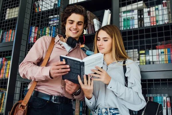 Porträtt Unga Par Biblioteket Läser Bok — Stockfoto