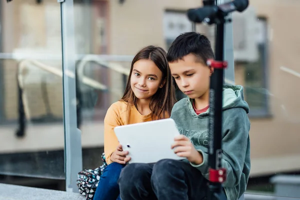 Niños Bonitos Niños Niñas Usan Portátil Digital Mientras Caminan Por —  Fotos de Stock