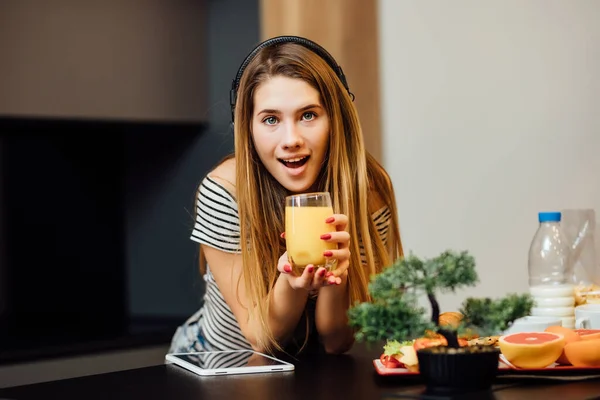 Blondynka Relaksująca Się Nowoczesnej Kuchni Kobieta Pijąca Świeży Koktajl Witaminami — Zdjęcie stockowe