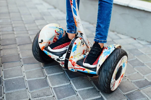 Πόδια Που Οδηγούν Ηλεκτρικό Μίνι Hoverboard Στο Πάρκο Κοντινό Πλάνο — Φωτογραφία Αρχείου