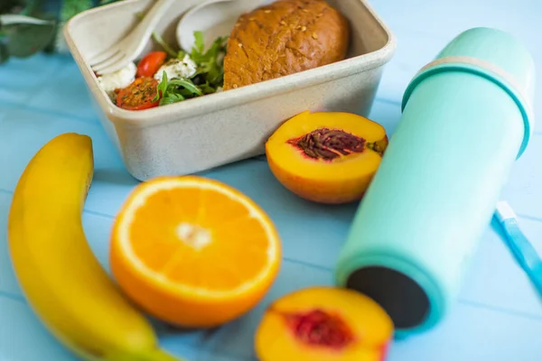 Lunchdoos Met Broodje Groenten Banaan Water Noten Sinaasappels Vers Eten — Stockfoto