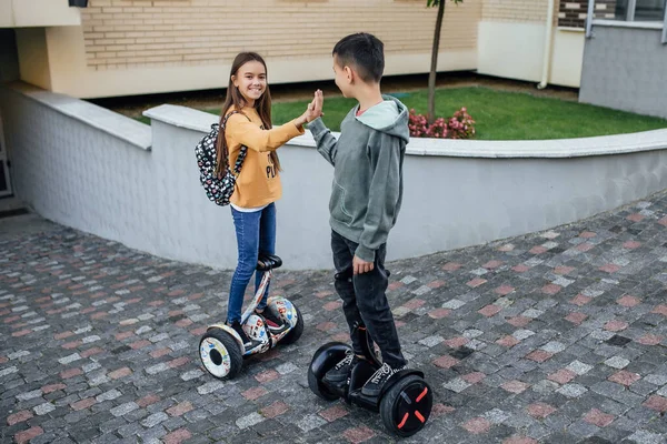 Piccoli Amici Carini Riposo Coppia Bambini Sta Godendo Bella Giornata — Foto Stock