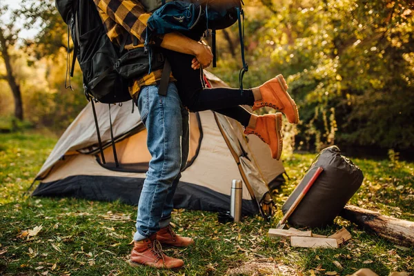 Primer Plano Las Piernas Los Zapatos Joven Hermosa Pareja Con — Foto de Stock